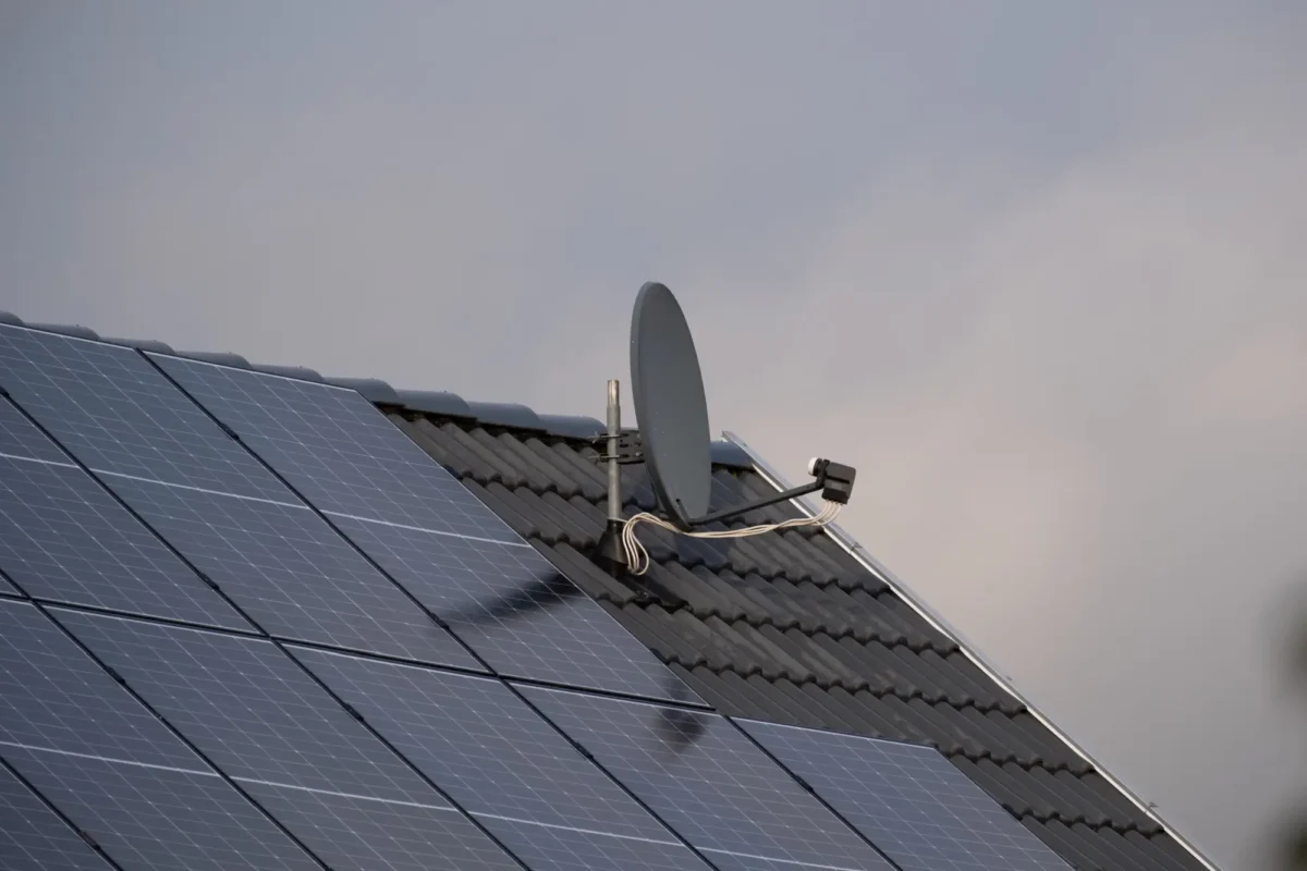 Shutterstock_2741470437 | TVGURU.cz satelitní na střeše s fotovoltaiku