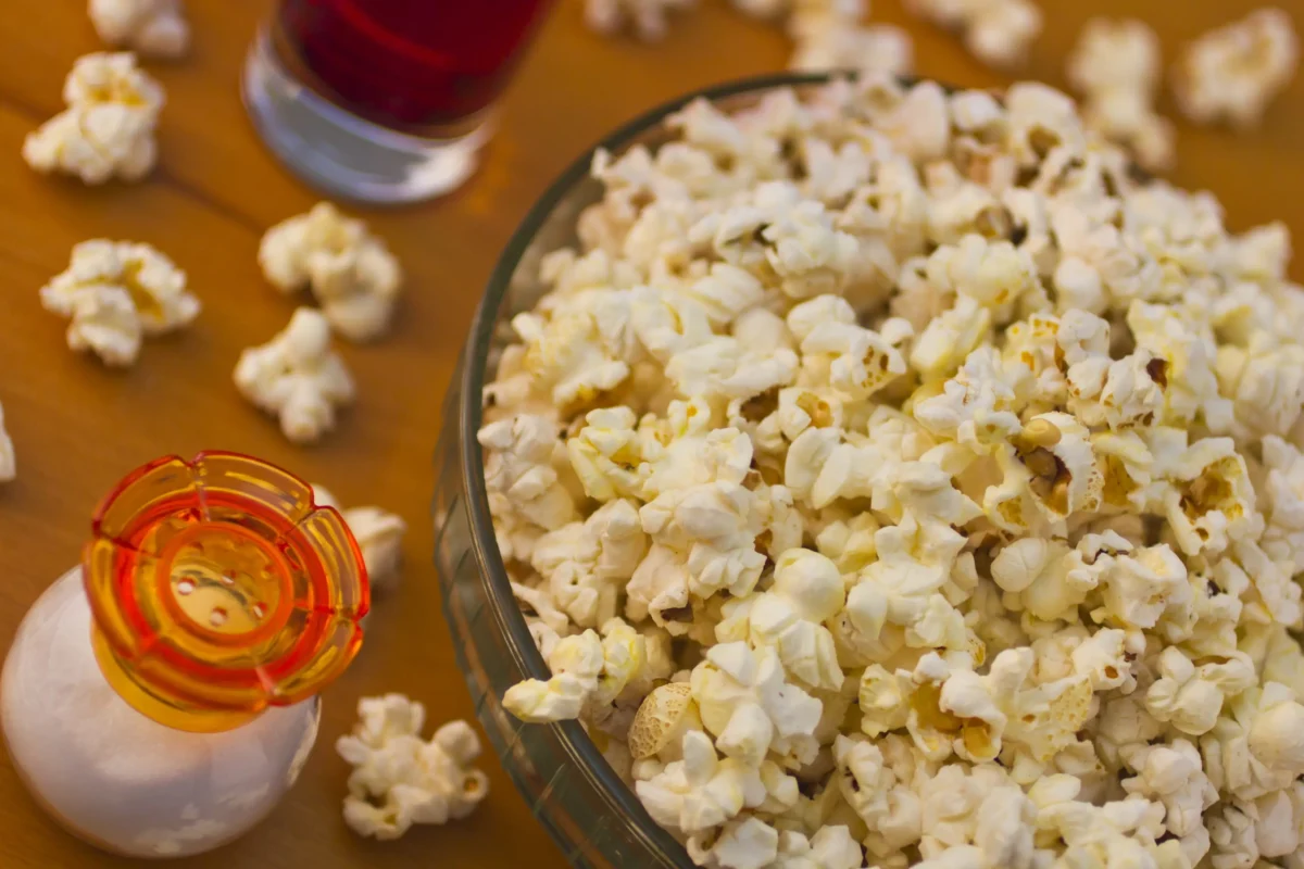Na stole leží mísa s popcornem. 