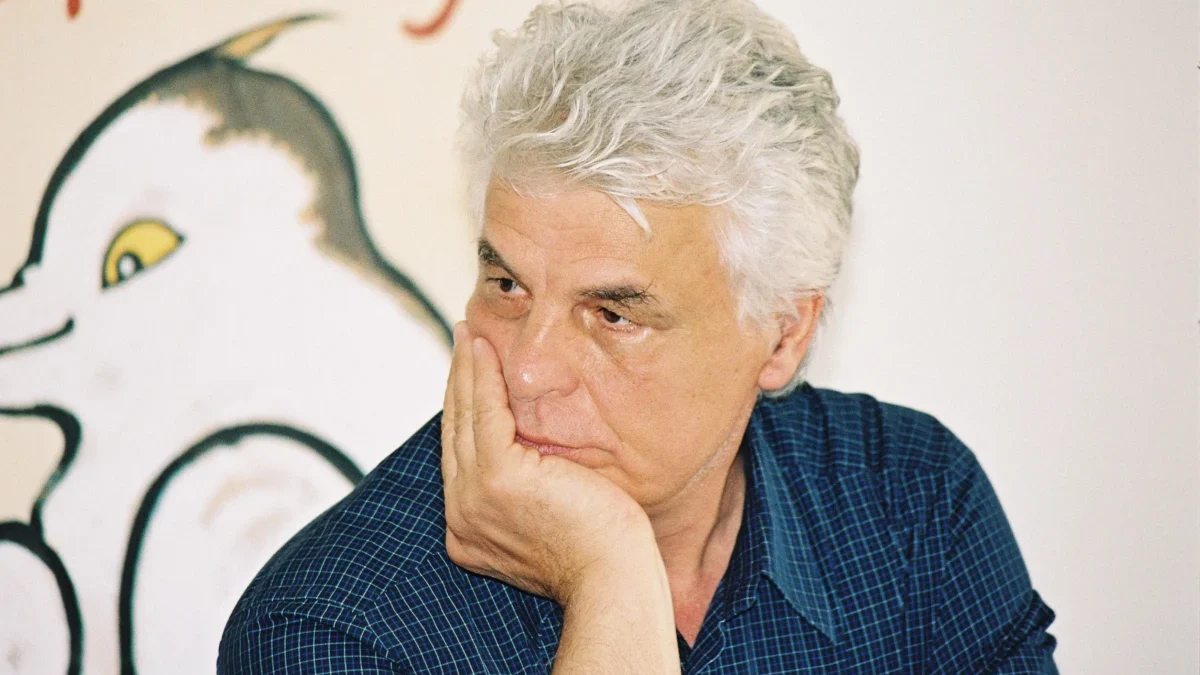 Michele Placido má podepřenou hlavu.