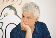 Michele Placido má podepřenou hlavu.