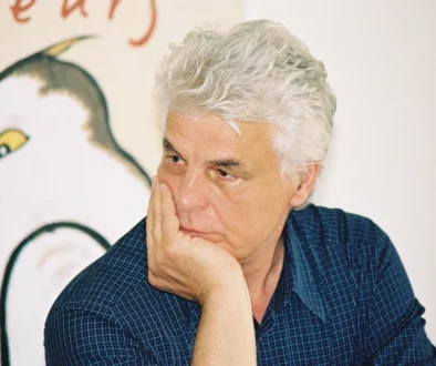 Michele Placido má podepřenou hlavu.