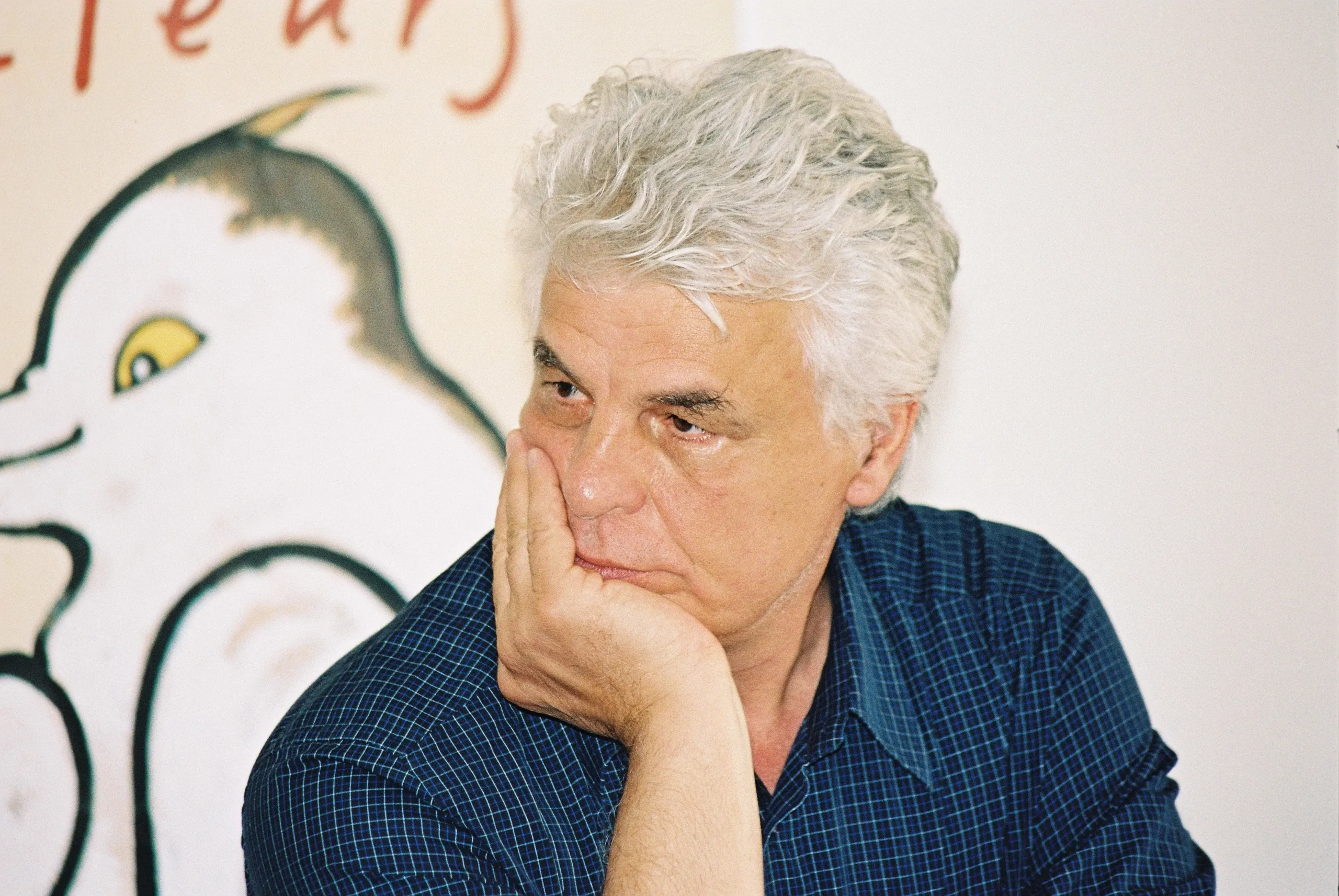 Michele Placido má podepřenou hlavu.