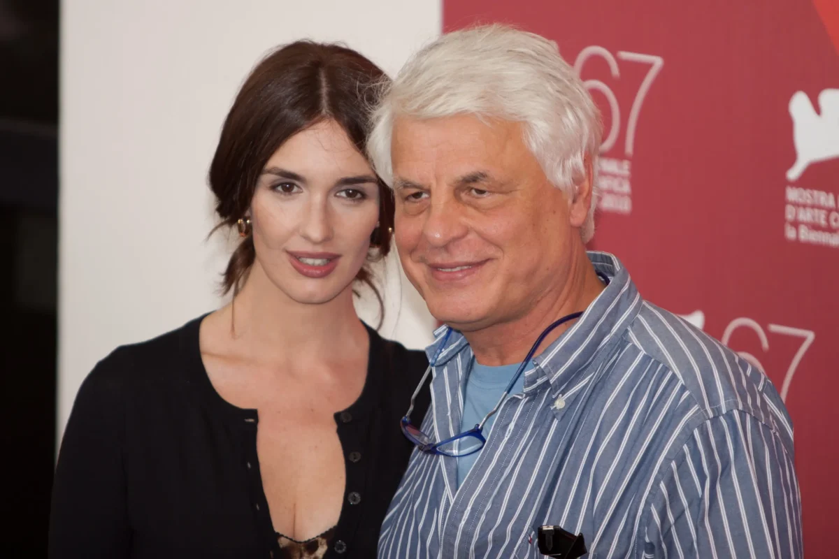 shutterstock_60518251-2 | TVGURU.cz Michele Placido stojí vedle ženy.