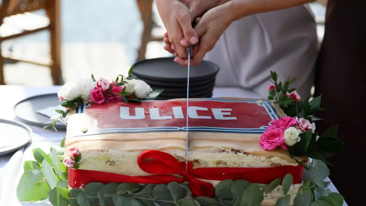 detailní záběr na krájení dort s nápisem Ulice