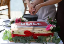 detailní záběr na krájení dort s nápisem Ulice