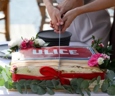 detailní záběr na krájení dort s nápisem Ulice