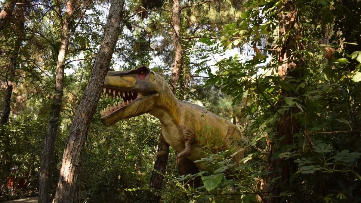 Dinosaurus v lese mezi stromy