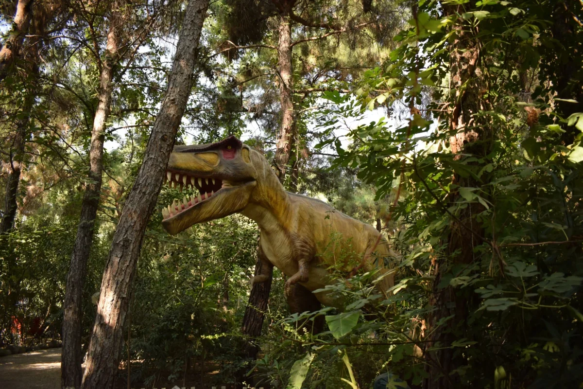 Dinosaurus v lese mezi stromy