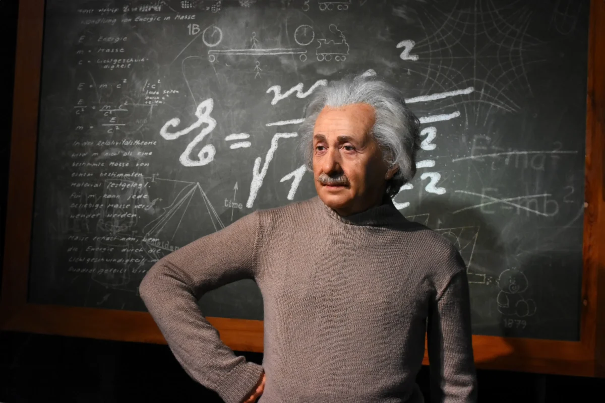 Albert Einstein před tabulí 