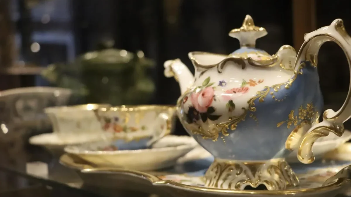 Vzácný starožitný porcelán: konvice a šálky na čaj