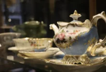 Vzácný starožitný porcelán: konvice a šálky na čaj