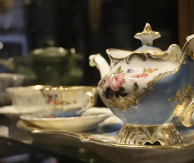 Vzácný starožitný porcelán: konvice a šálky na čaj
