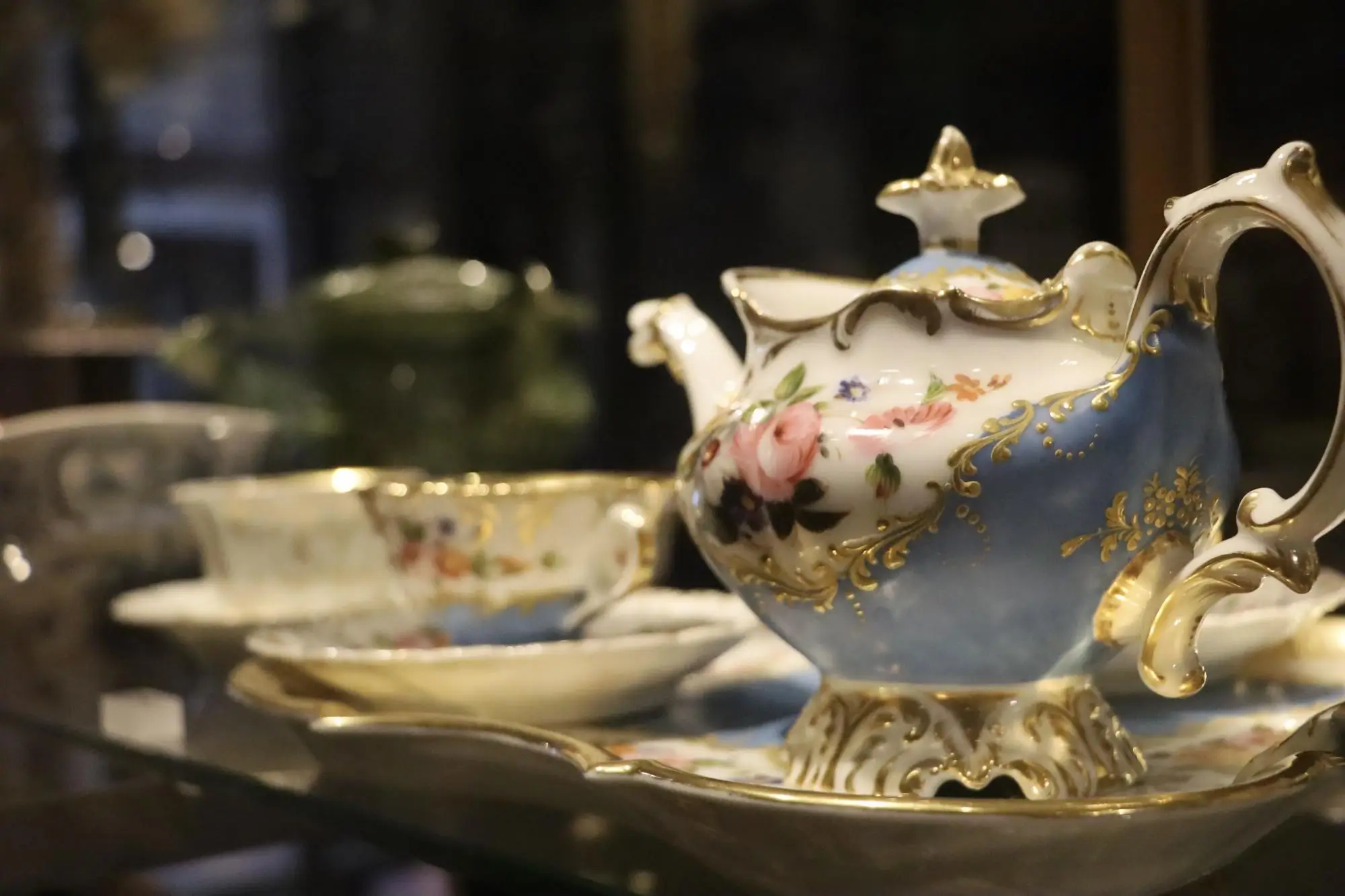 Vzácný starožitný porcelán: konvice a šálky na čaj