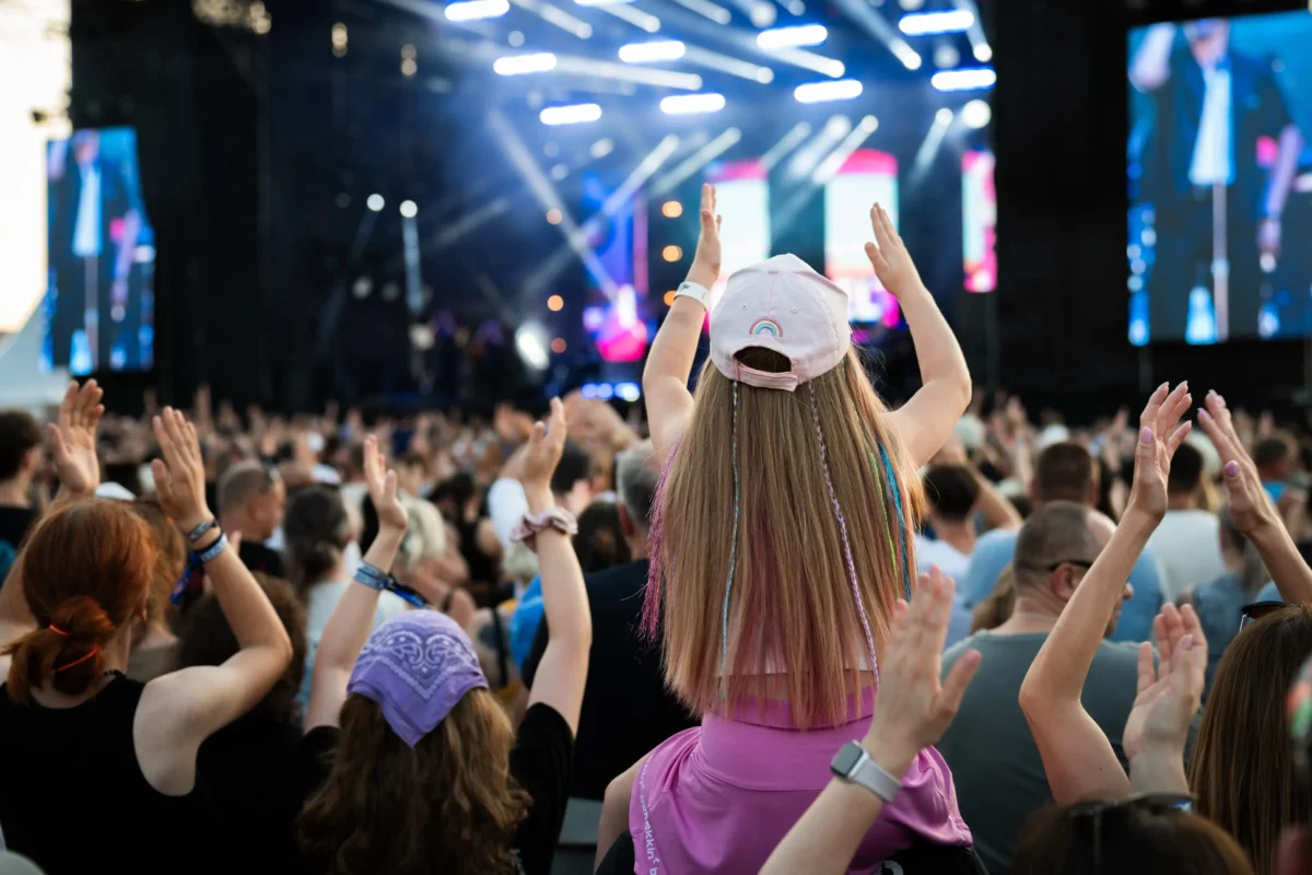 Největší slávu kapela zažila před více než deseti lety. Zdroj: Shutterstock | TVGURU.cz Skandující lidé na koncertě.