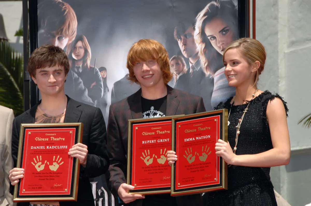 shutterstock_181471472 | TVGURU.cz Herci z Harryho Pottera stojí vedle sebe.