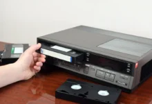 Člověk zastrkává VHS kazetu.