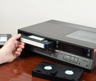Člověk zastrkává VHS kazetu.