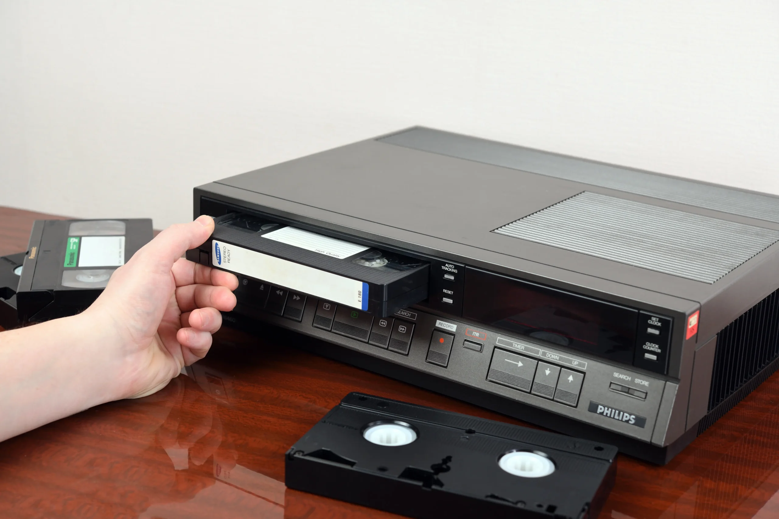 Člověk zastrkává VHS kazetu.