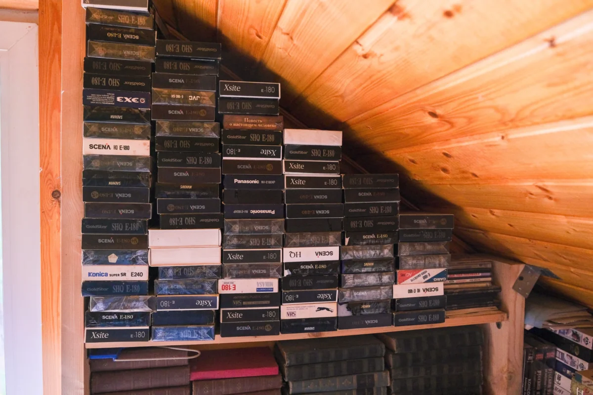 Na sobě jsou napěchované VHS kazety. 