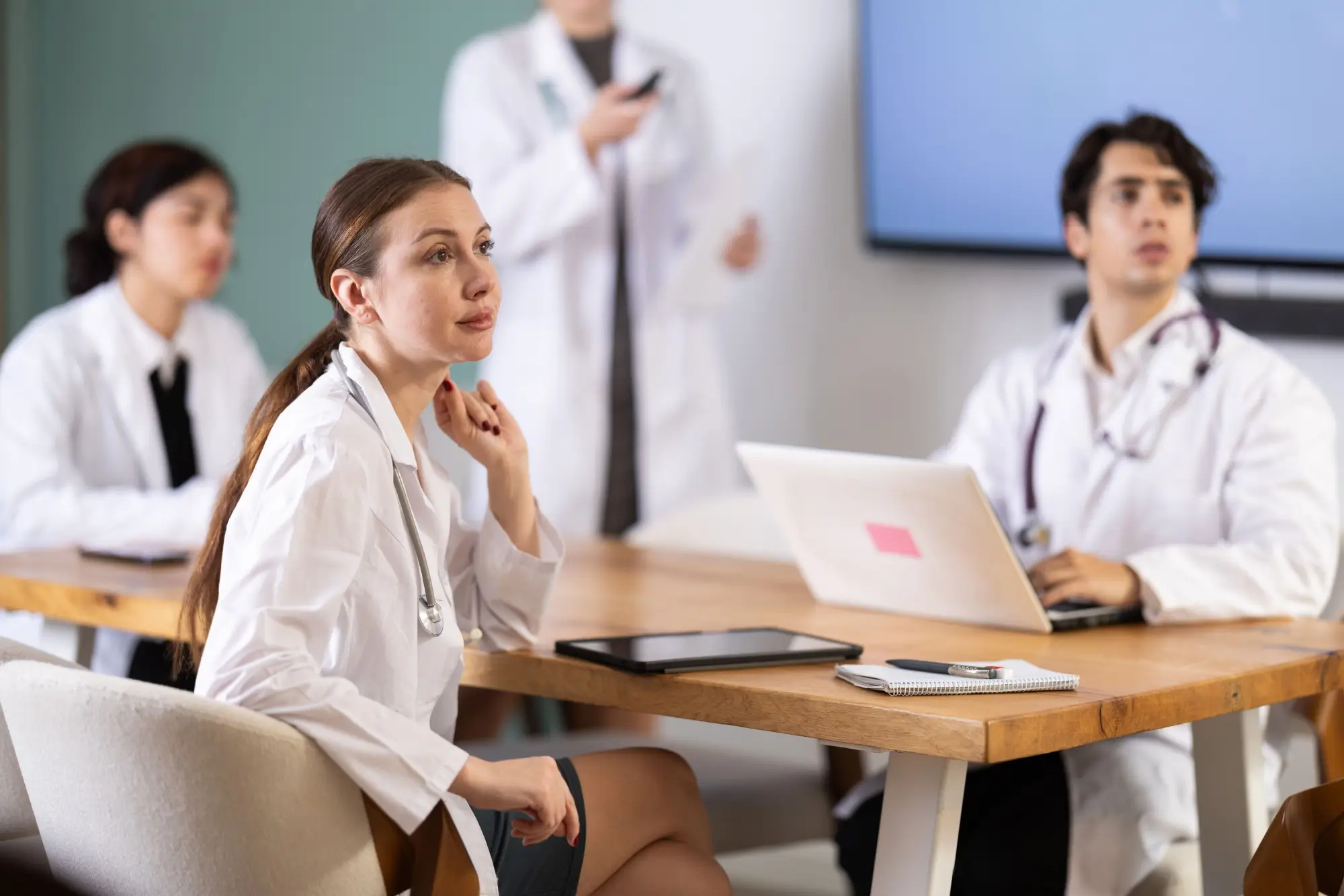 Shutterstock_2739798143 | TVGURU.cz studenti medicíny