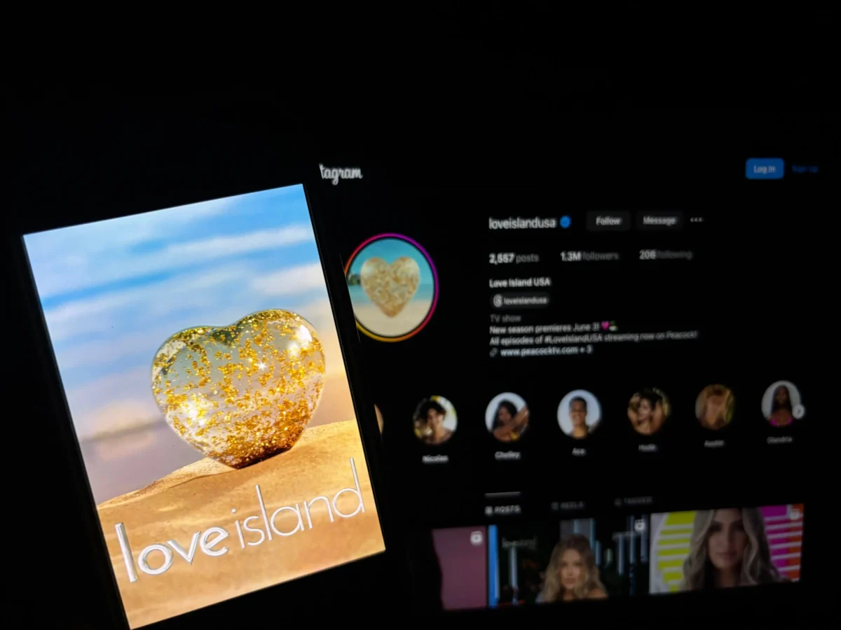 Na mobilu i notebooku je spuštěný Love Island. 