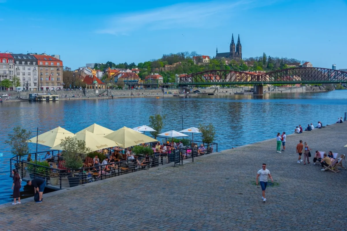 Shutterstock_2674197541 | TVGURU.cz náplavka v Praze