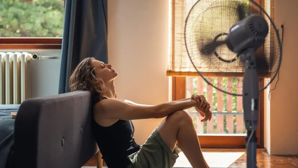 Připravme se - žena s ventilátorem