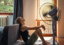 Připravme se - žena s ventilátorem