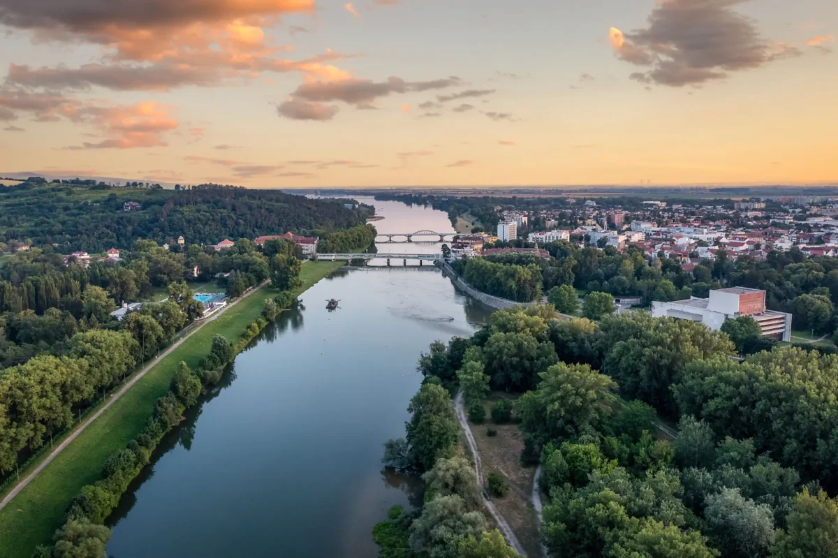Shutterstock_2516972635 | TVGURU.cz Piešťany z leteckého pohledu