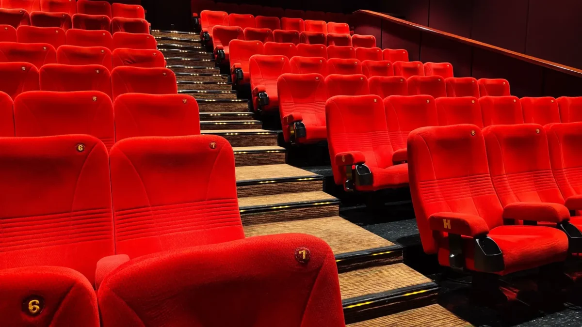 Shutterstock_2640505193 | TVGURU.cz prázdné kino