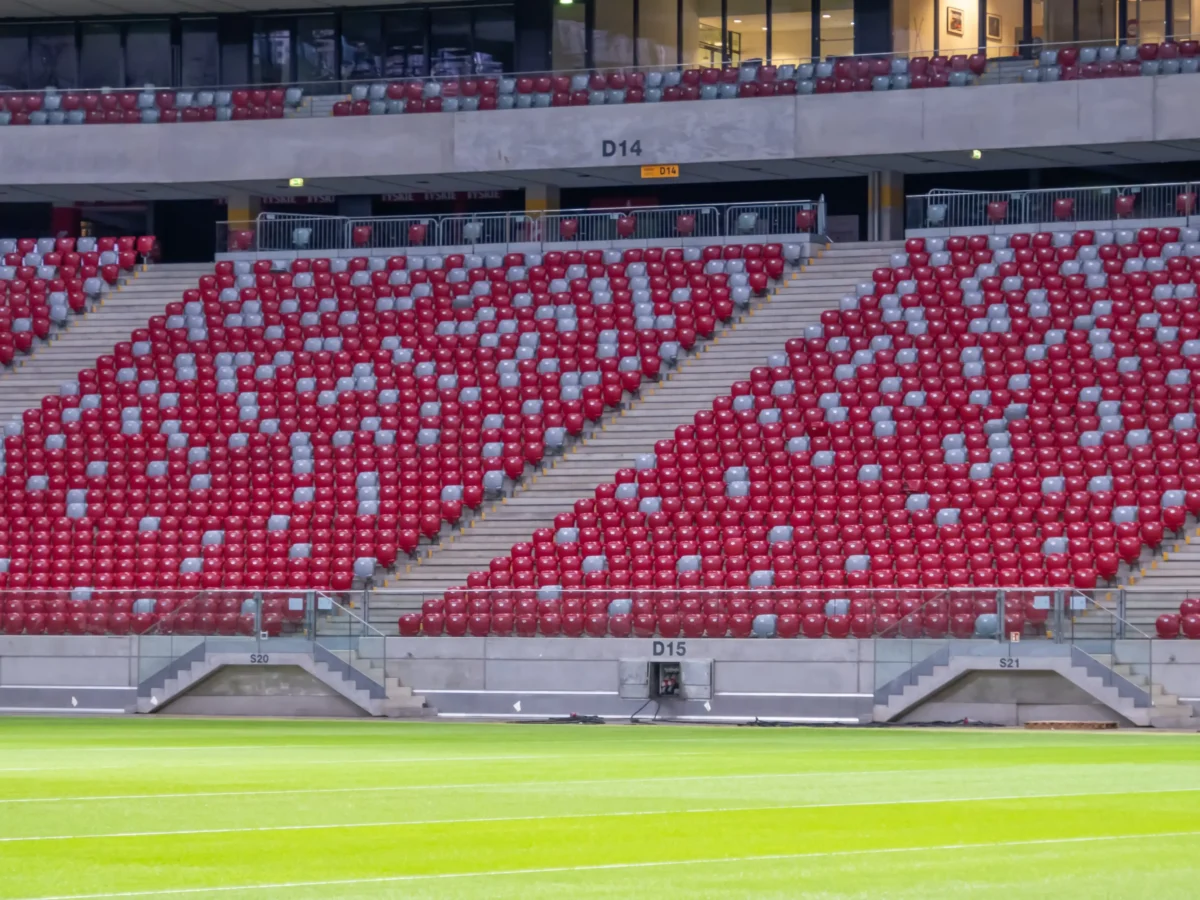 Tribuny fotbalového stadionu.