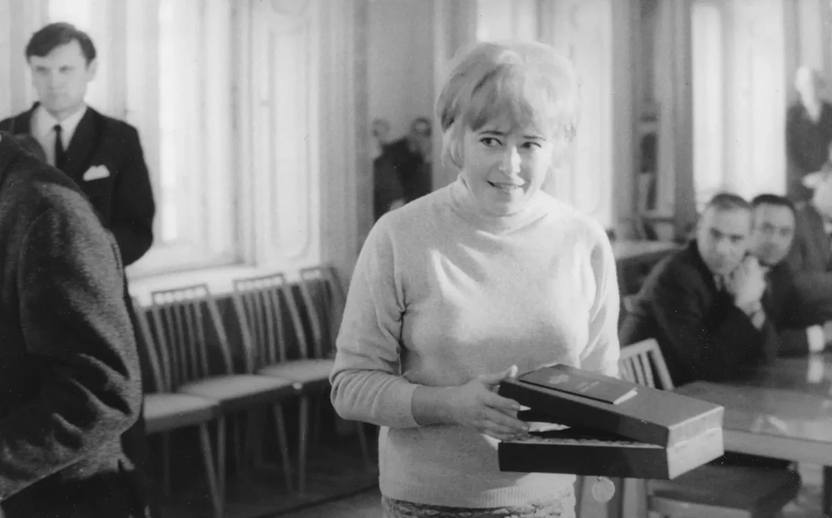 Ester Krumbachová něco drží. 