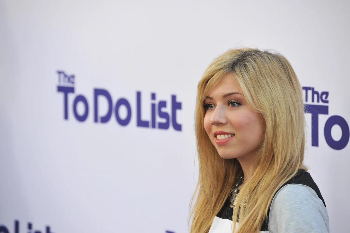 shutterstock_148001264 | TVGURU.cz Jennette McCurdy se usmívá.