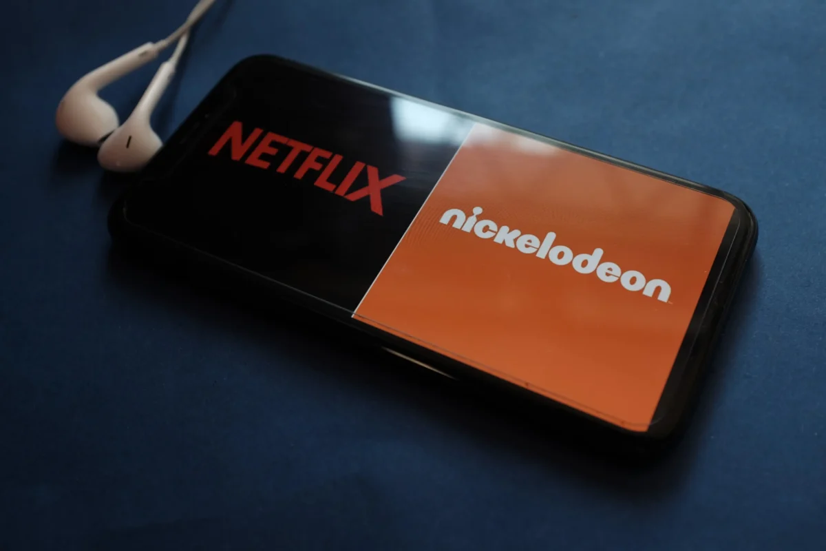 shutterstock_1560084587-2 | TVGURU.cz Na mobilu je nápis Netflix a Nickelodeon.