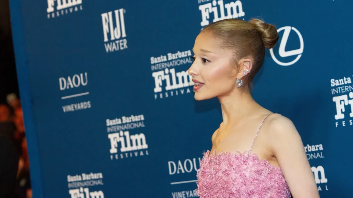 Ariana Grande má hlavu pootočenou do strany.