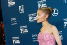 Ariana Grande má hlavu pootočenou do strany.