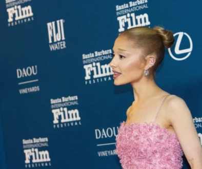 Ariana Grande má hlavu pootočenou do strany.