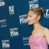 Ariana Grande má hlavu pootočenou do strany.