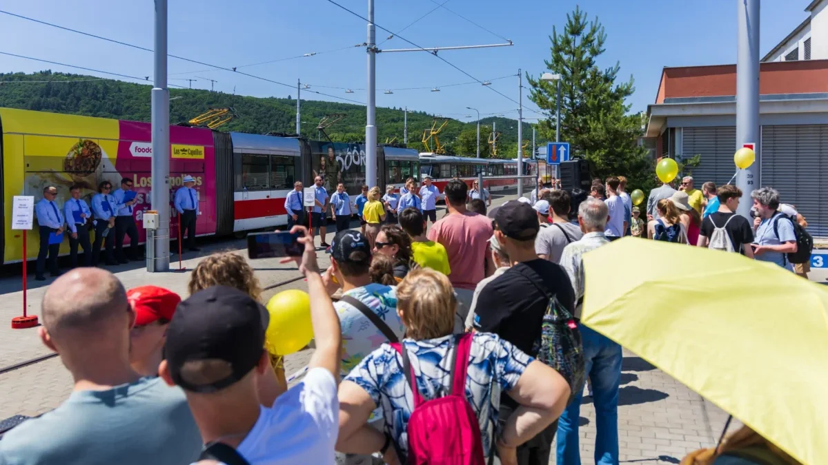 Lidé se v Brně hromadí u tramvaje.