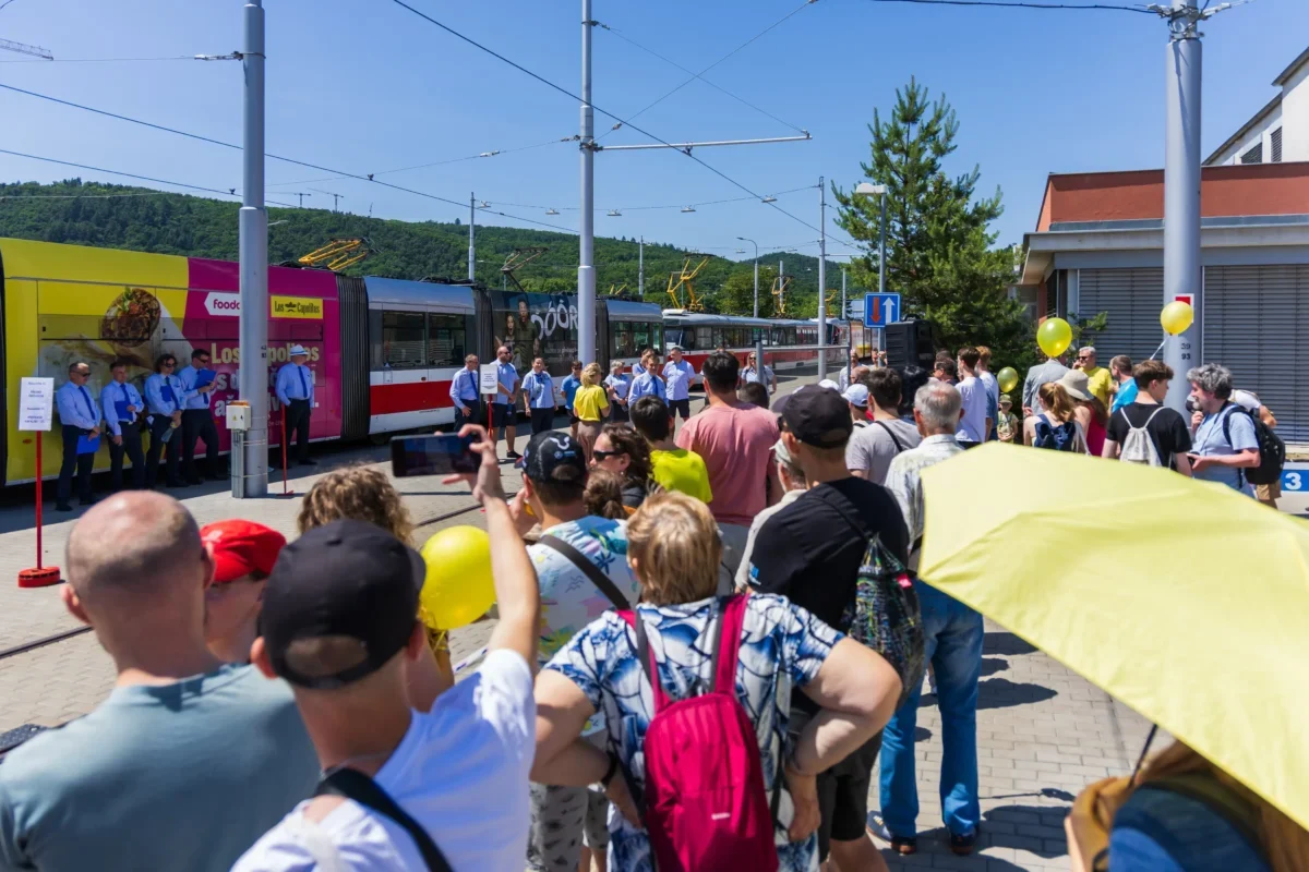 Lidé se v Brně hromadí u tramvaje.