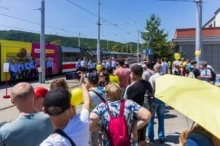 Lidé se v Brně hromadí u tramvaje.