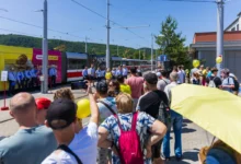 Lidé se v Brně hromadí u tramvaje.