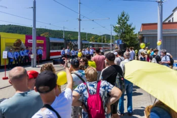 Lidé se v Brně hromadí u tramvaje.