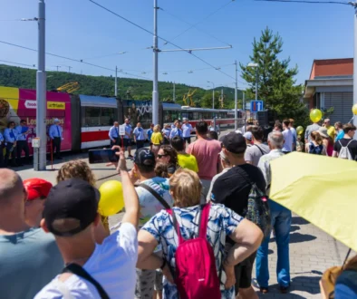 Lidé se v Brně hromadí u tramvaje.
