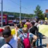 Lidé se v Brně hromadí u tramvaje.