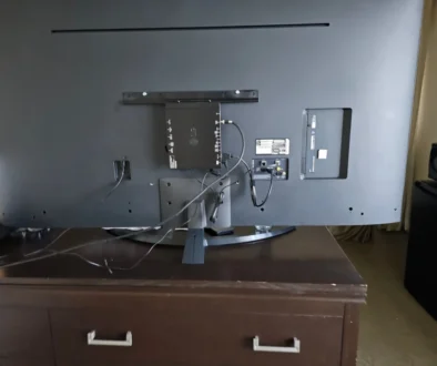 Stará televizi na stolku, pohled zezadu