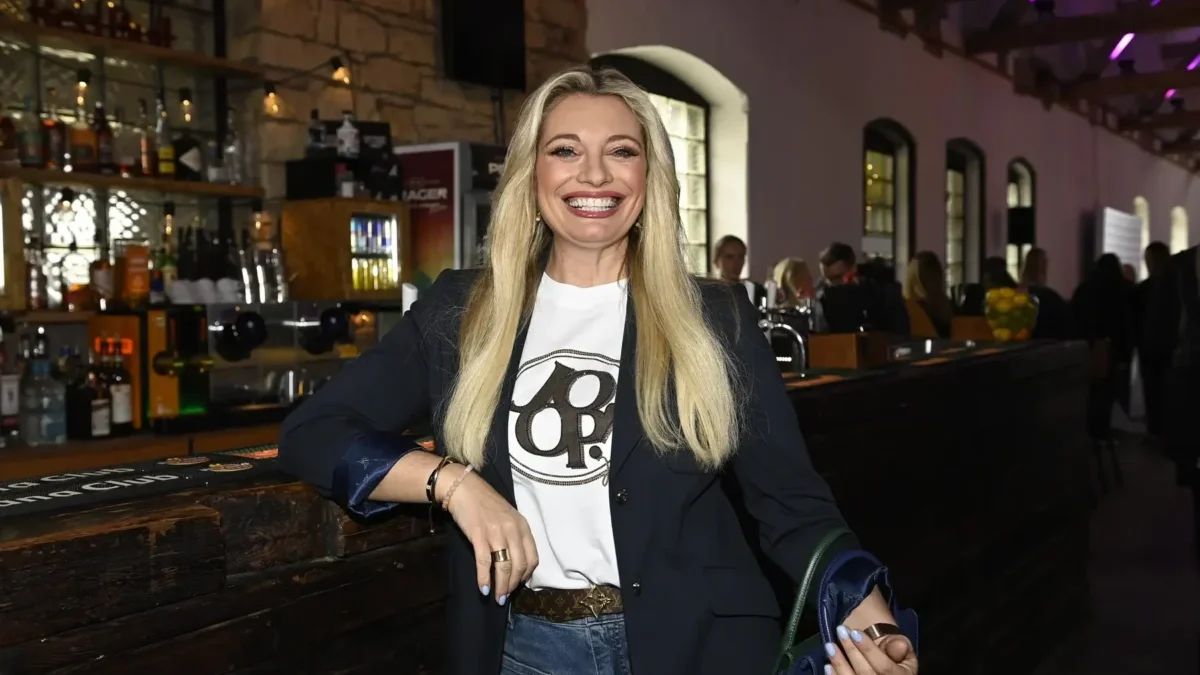 Lucie Borhyová se usmívá od ucha k uchu.