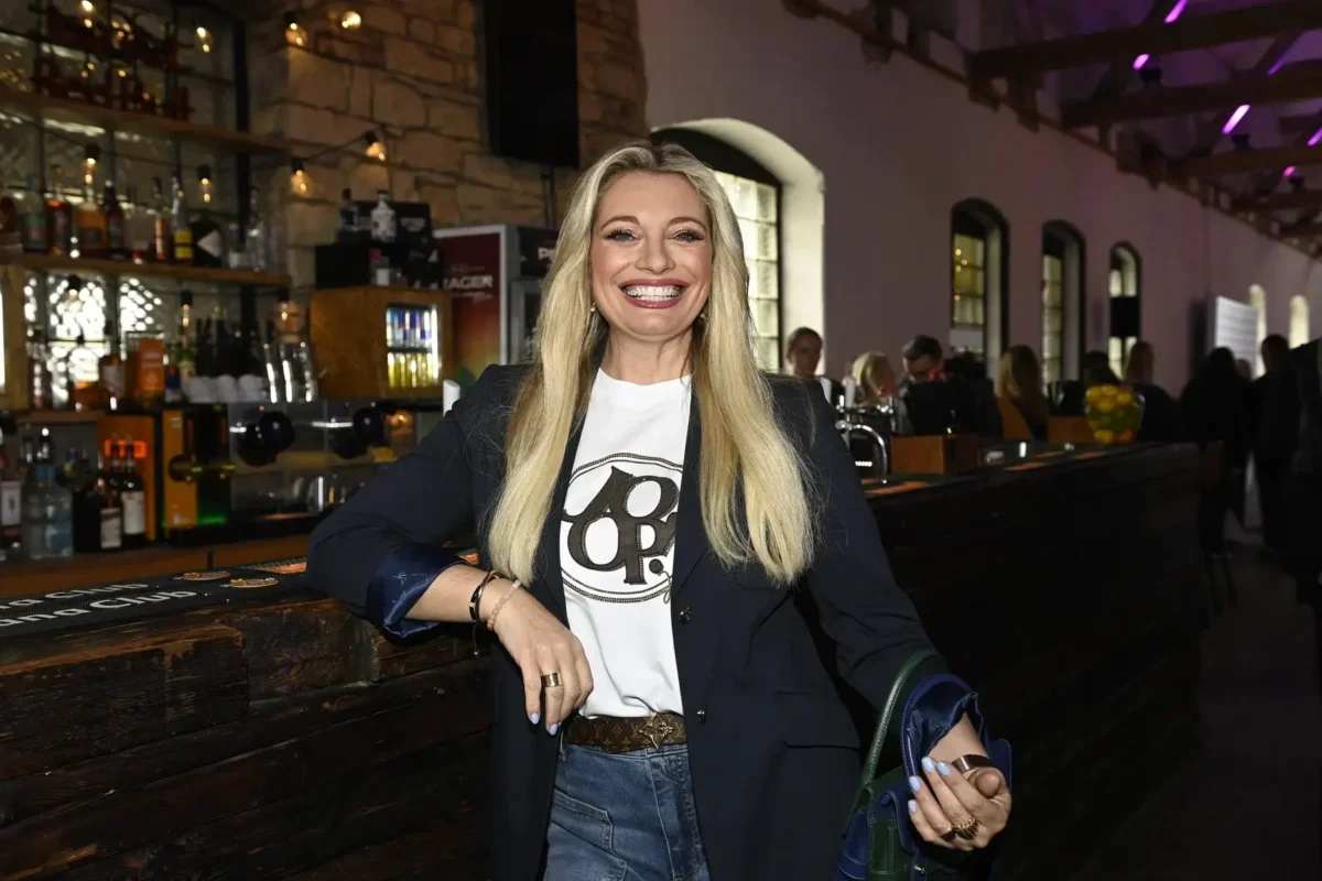 Lucie Borhyová se usmívá od ucha k uchu.