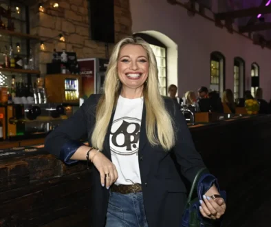Lucie Borhyová se usmívá od ucha k uchu.