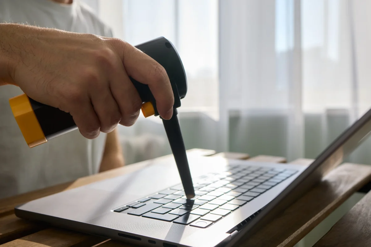 shutterstock_2589315667-2 | TVGURU.cz Čištění klávesnice na notebooku